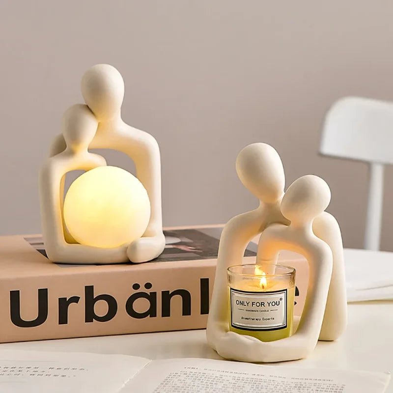 Luminária de casal abraçado nos dois modelos lado a lado, vela e LED - Vittara Decor
