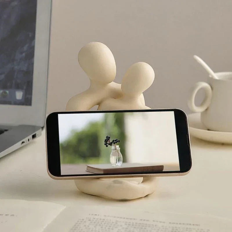 Luminária de casal abraçado segurando celular em mesa de trabalho - Vittara Decor