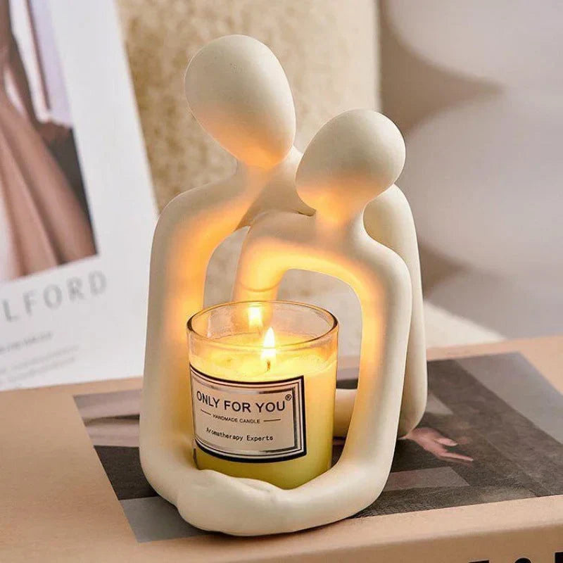 Luminária de casal abraçado como porta-vela com vela acesa - Vittara Decor