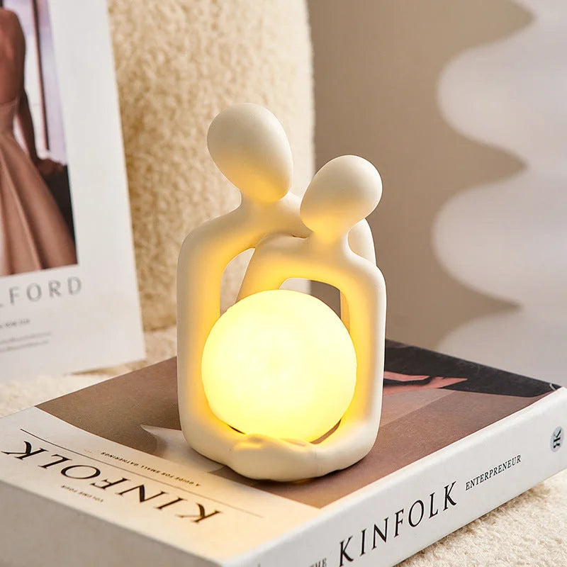 Luminária de casal reclinado com esfera LED em decoração nórdica - Vittara Decor