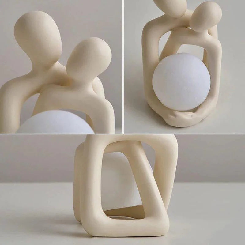 Luminária de casal abraçado em cerâmica branca vista em três ângulos - Vittara Decor
