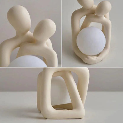 Luminária de casal abraçado em cerâmica branca vista em três ângulos - Vittara Decor