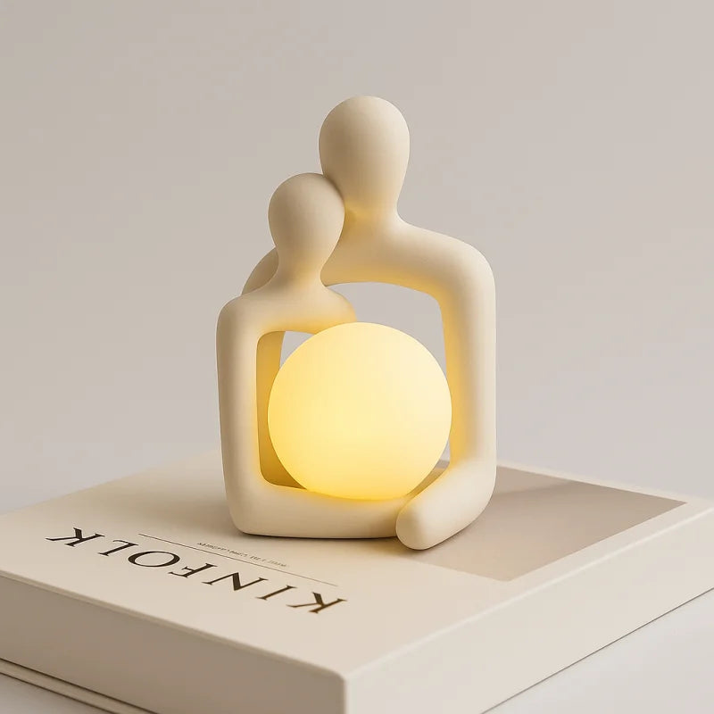 Luminária de casal reclinado com globo LED aceso sobre livro - Vittara Decor