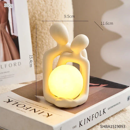Luminária de casal abraçado Modelo A em pé com medidas e esfera LED - Vittara Decor