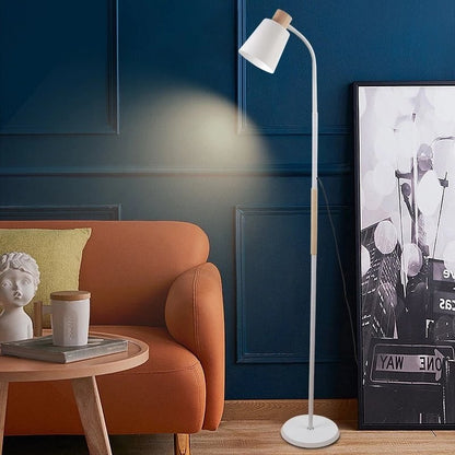 Luminária de chão articulada branca acesa na sala com sofá - Vittara Decor