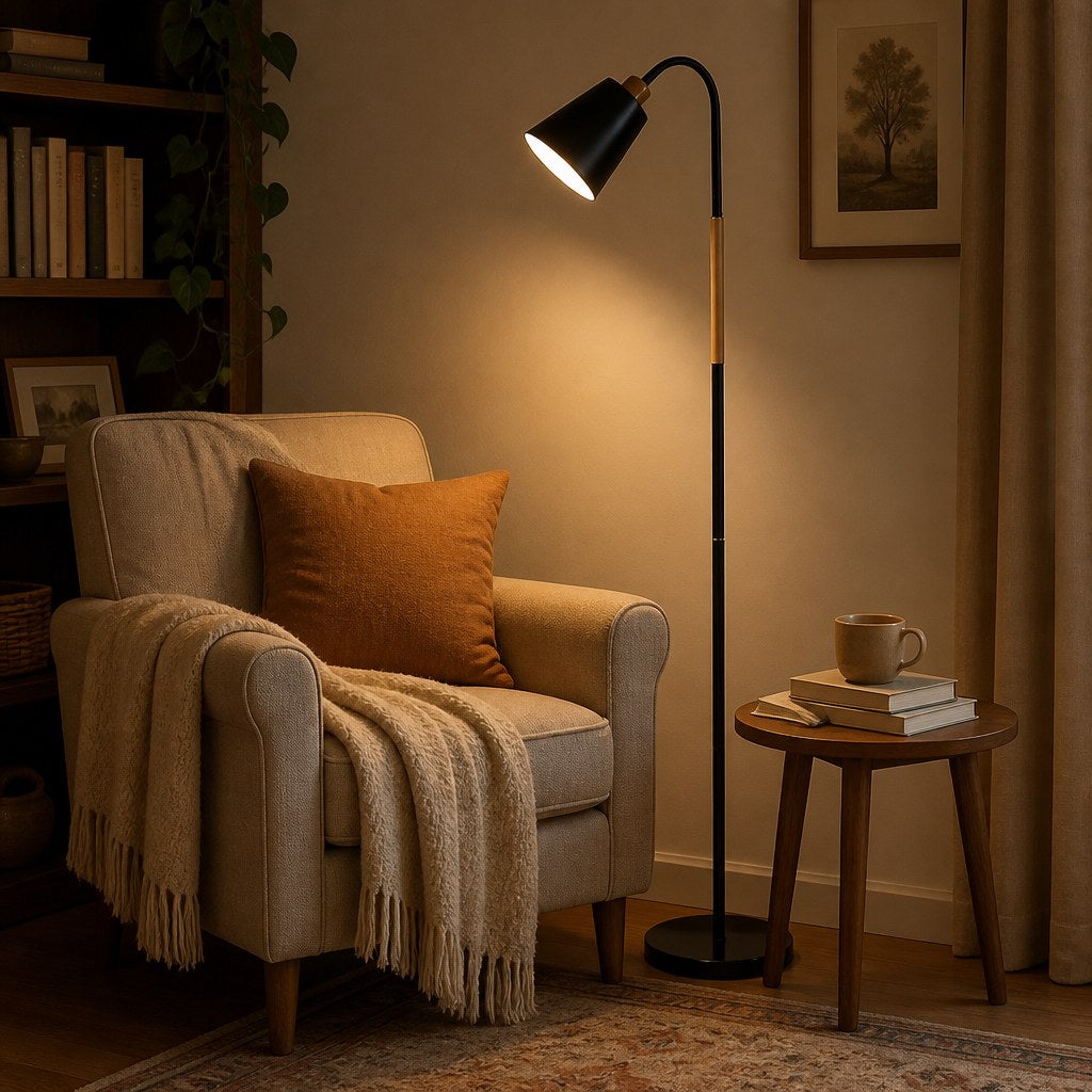 Luminária de chão articulada preta acesa no canto de leitura com poltrona - Vittara Decor