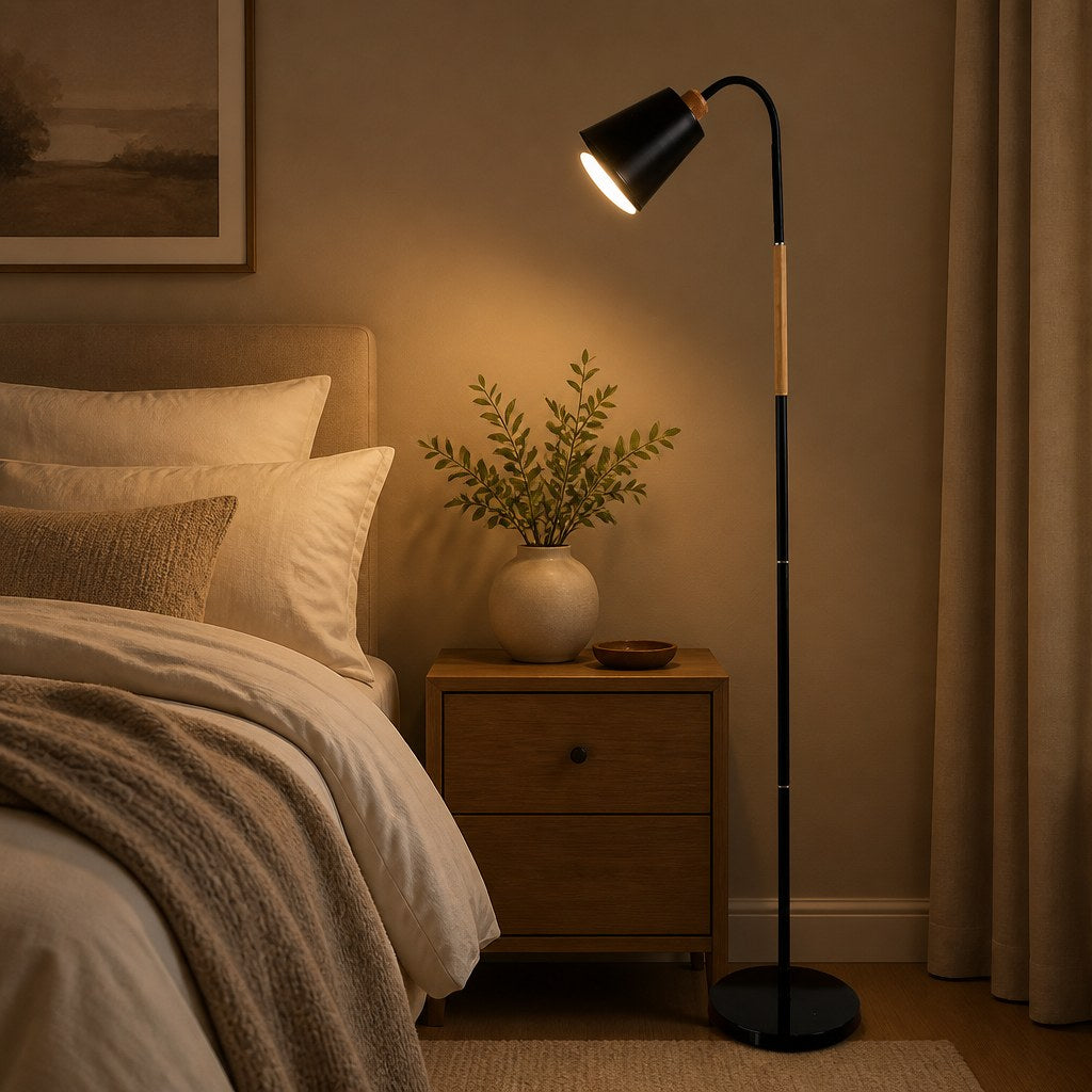 Luminária de chão articulada preta acesa ao lado da cama no quarto - Vittara Decor