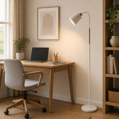 Luminária de chão branca em home office ao lado da escrivaninha - Vittara Decor