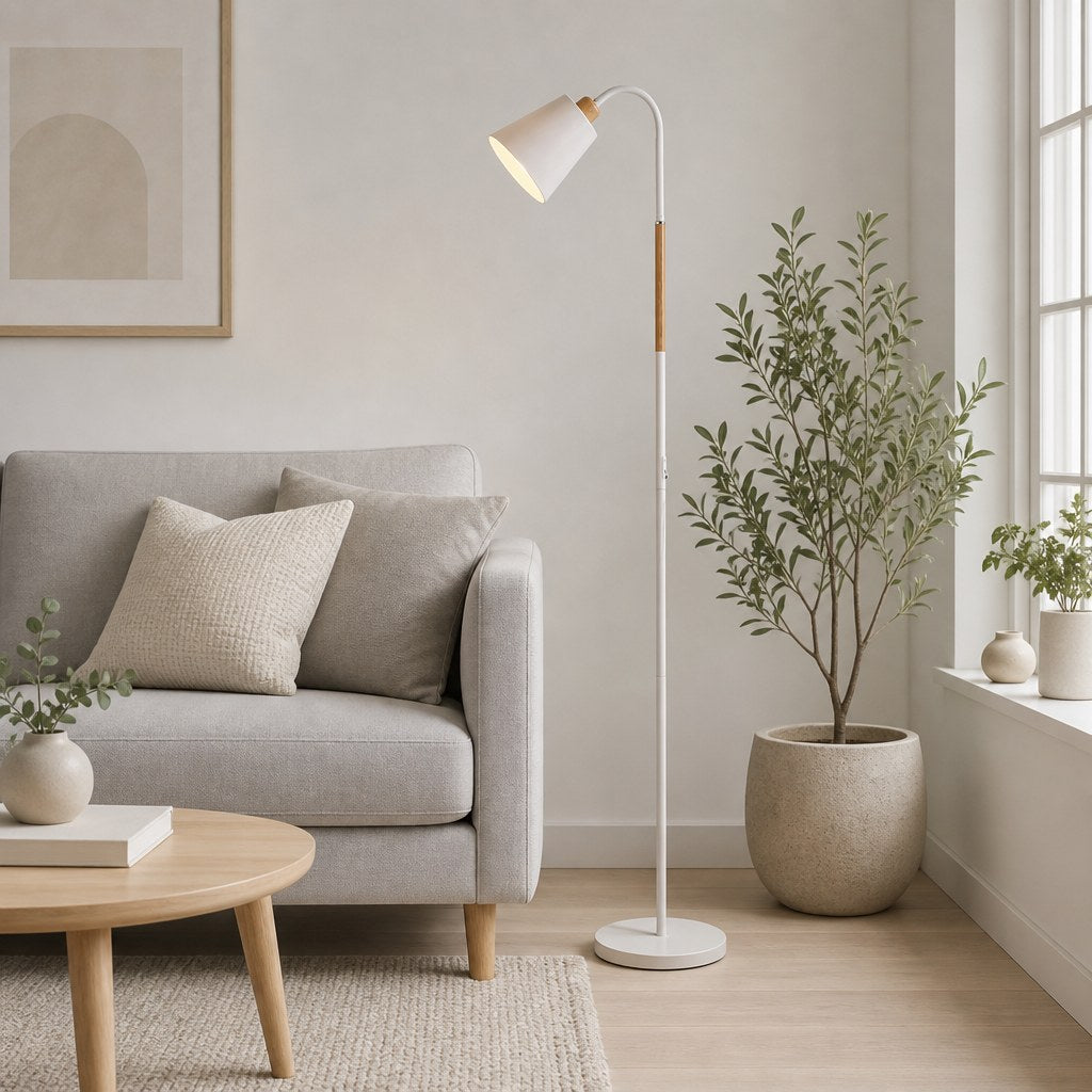 Luminária de chão branca em sala escandinava com sofá e planta - Vittara Decor