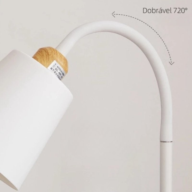 Detalhe do braço flexível da luminária de chão com encaixe de madeira - Vittara Decor