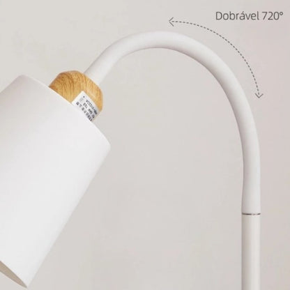 Detalhe do braço flexível da luminária de chão com encaixe de madeira - Vittara Decor