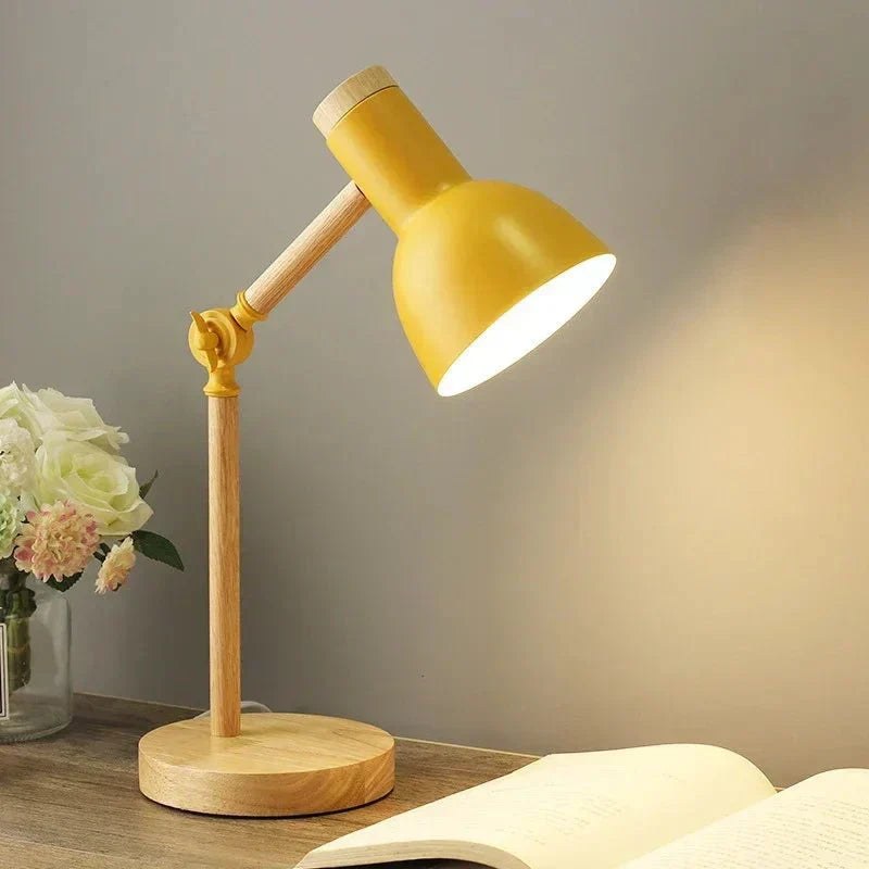 Luminária de mesa articulada amarela acesa na escrivaninha de leitura - Vittara Decor