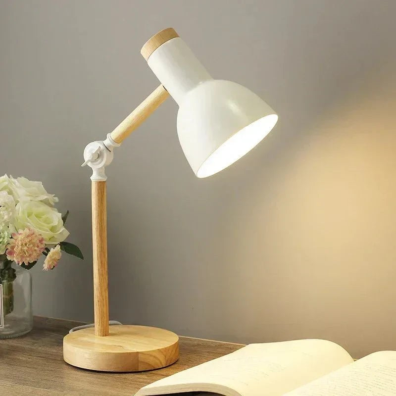 Luminária de mesa articulada branca sobre escrivaninha com flores - Vittara Decor