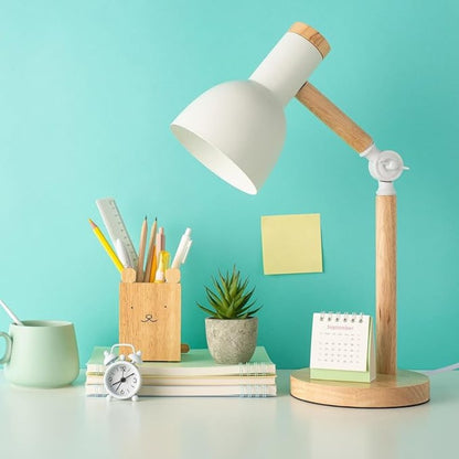 Luminária de mesa articulada branca em home office com porta-lápis e agenda - Vittara Decor