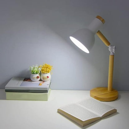 Luminária de mesa articulada branca acesa iluminando um livro na mesa - Vittara Decor