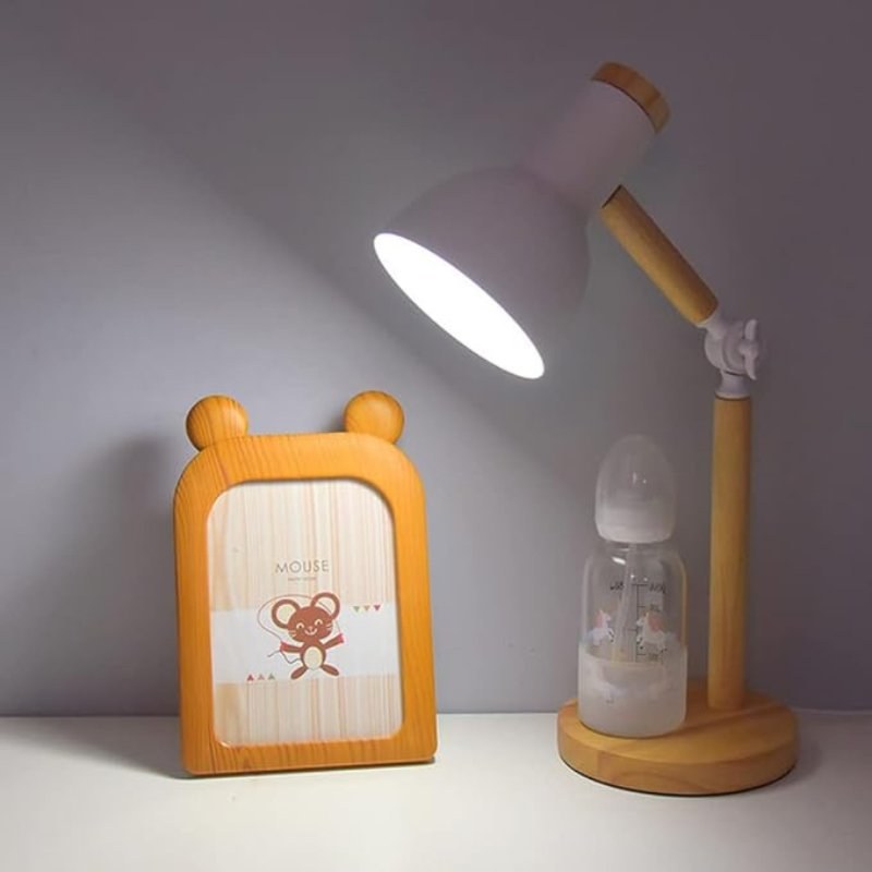 Luminária de mesa articulada branca em quarto infantil com porta-retrato - Vittara Decor