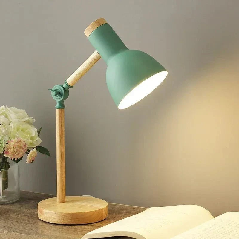 Luminária de mesa articulada verde acesa na escrivaninha com flores - Vittara Decor