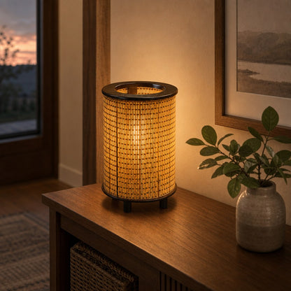 Luminária de fibra natural sobre aparador de hall ao entardecer - Vittara Decor