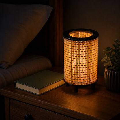 Luminária de fibra natural acesa na cabeceira do quarto à noite com livro - Vittara Decor