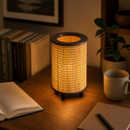 Luminária de fibra natural acesa na escrivaninha com livro aberto - Vittara Decor