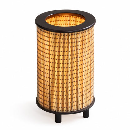 Luminária de mesa de fibra natural cilíndrica acesa em fundo branco - Vittara Decor