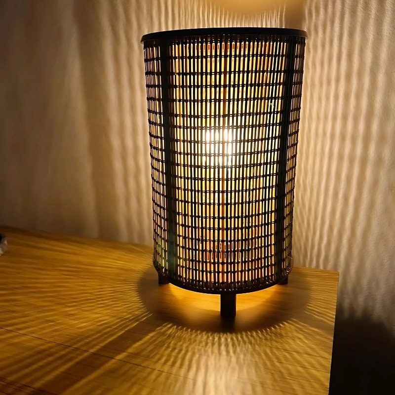 Luminária de mesa de fibra natural com luz difusa em ambiente aconchegante - Vittara Decor
