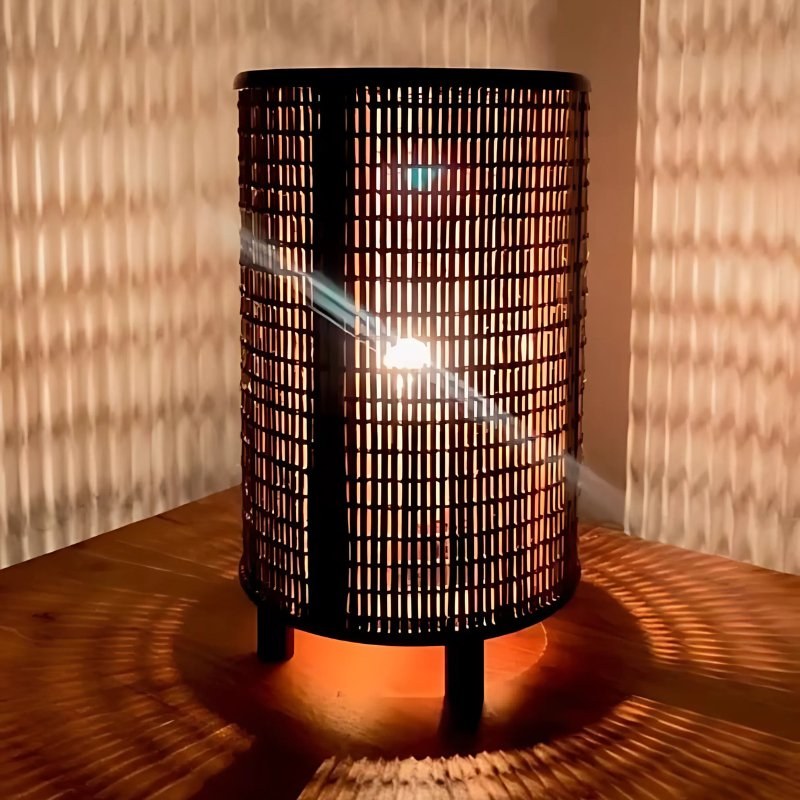 Luminária de mesa de fibra natural projetando luz quente difusa - Vittara Decor