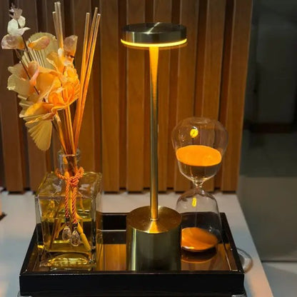 Luminária de mesa sem fio dourada acesa em bandeja decorativa - Vittara Decor