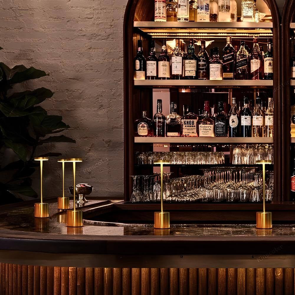 Luminária de mesa sem fio dourada no balcão de um bar - Vittara Decor