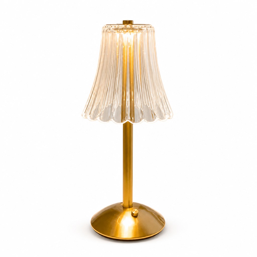 Luminária de mesa sem fio dourada com cúpula de cristal acesa em fundo branco - Vittara Decor