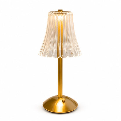 Luminária de mesa sem fio dourada com cúpula de cristal acesa em fundo branco - Vittara Decor