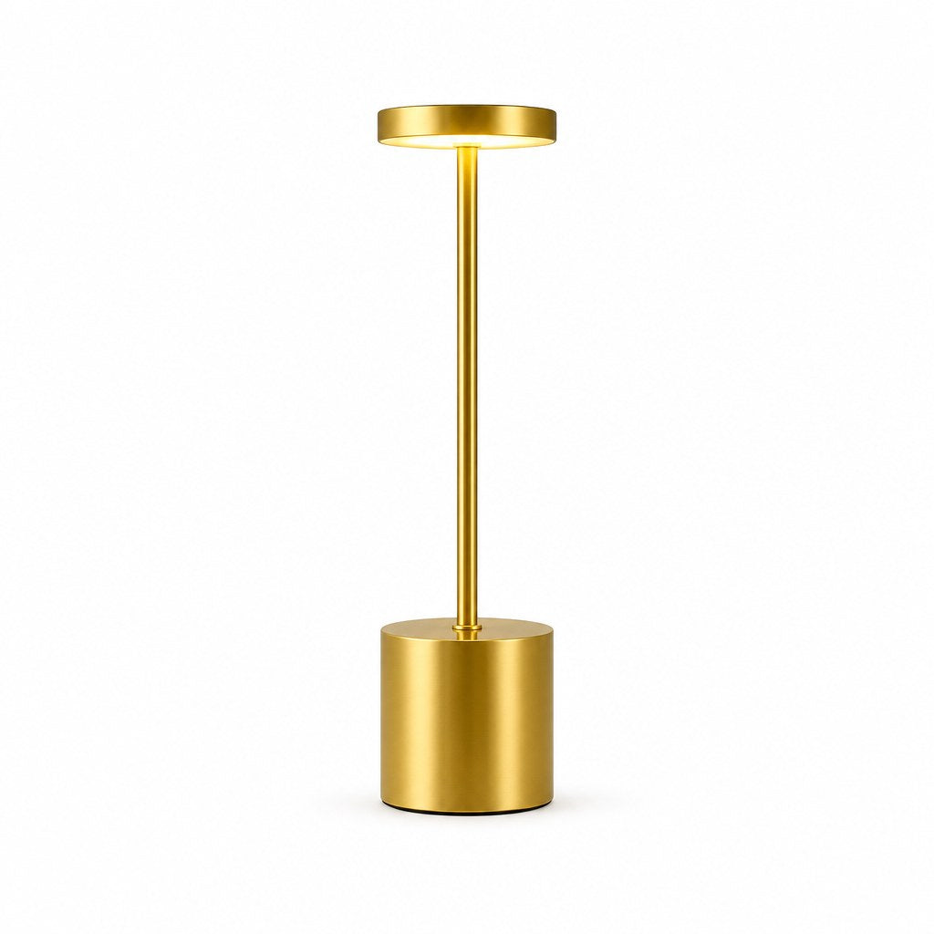 Luminária de mesa sem fio dourada de metal em fundo branco - Vittara Decor