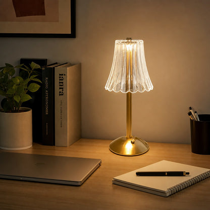 Luminária de mesa sem fio acesa na escrivaninha de home office com livros - Vittara Decor