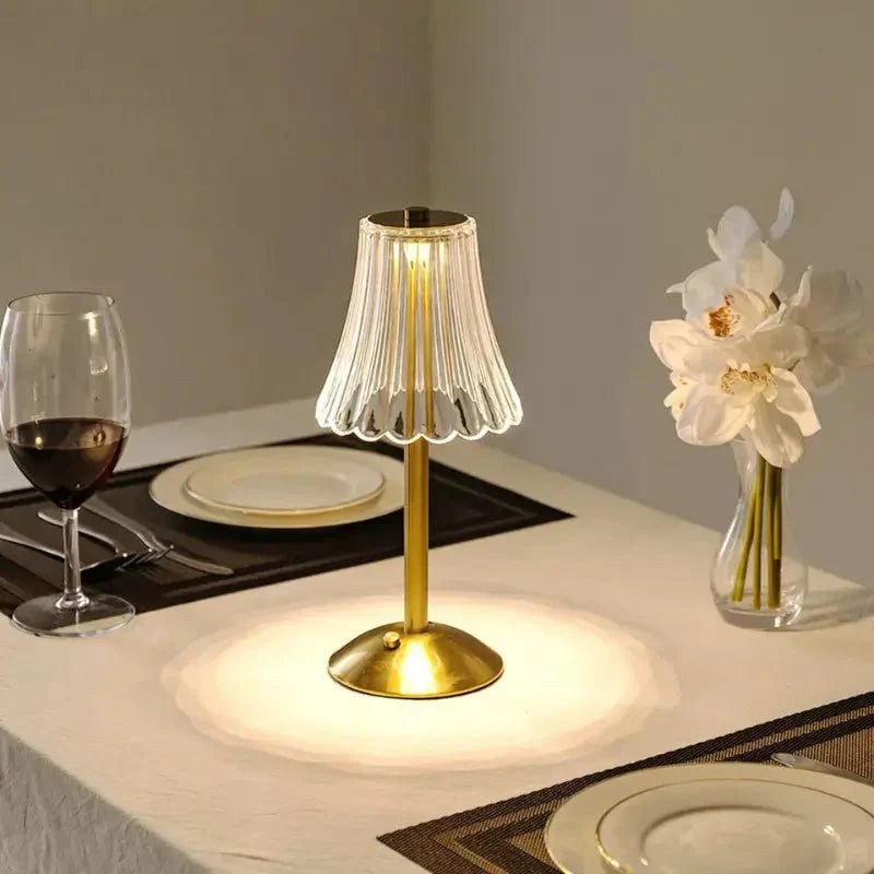 Luminária de mesa sem fio dourada iluminando uma mesa de jantar posta - Vittara Decor