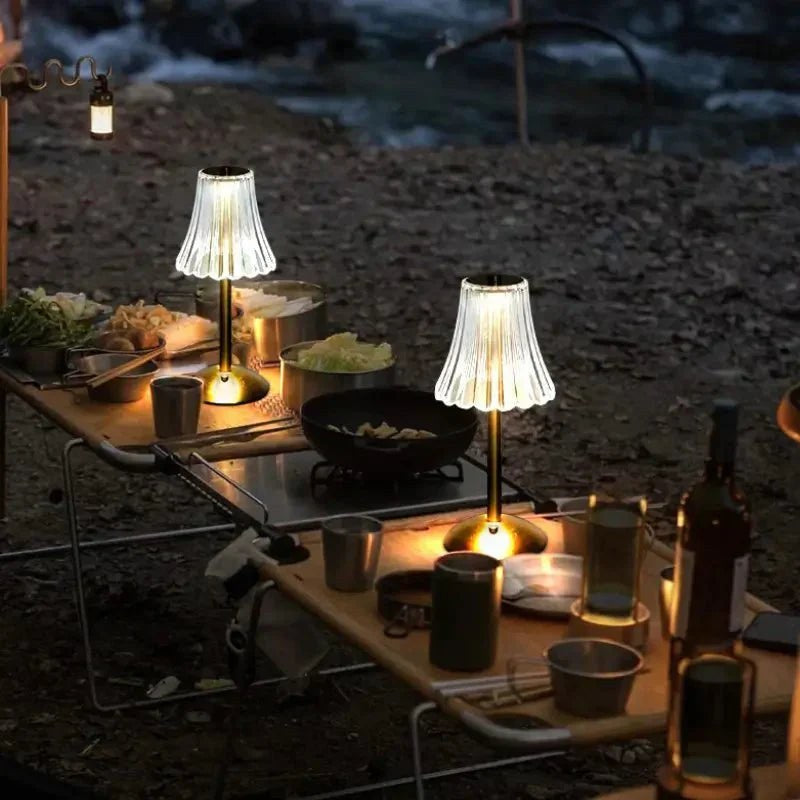 Luminária de mesa sem fio portátil iluminando uma mesa ao ar livre à noite - Vittara Decor
