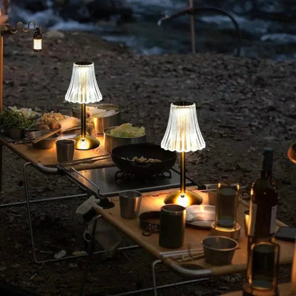 Luminária de mesa sem fio portátil iluminando uma mesa ao ar livre à noite - Vittara Decor