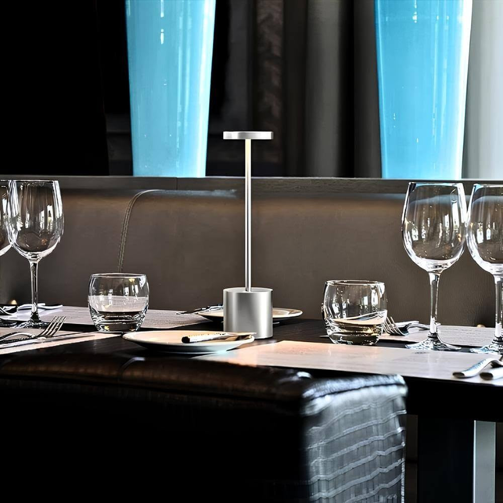 Luminária de mesa sem fio prata acesa na mesa de jantar posta - Vittara Decor