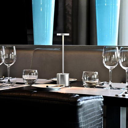 Luminária de mesa sem fio prata acesa na mesa de jantar posta - Vittara Decor