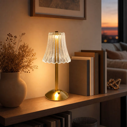 Luminária de mesa sem fio dourada em prateleira de sala com livros - Vittara Decor