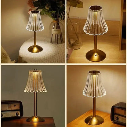 Luminária de mesa sem fio dourada acesa em quatro ambientes diferentes - Vittara Decor