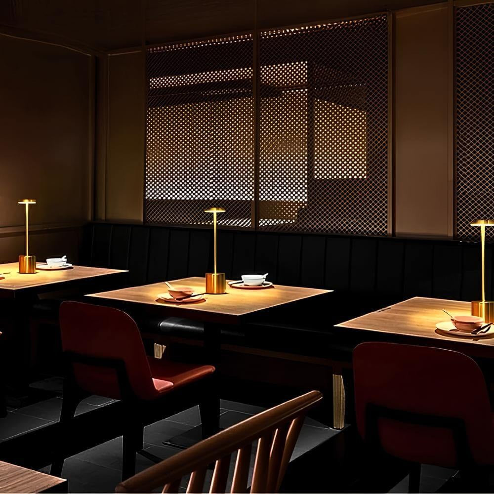 Luminária de mesa sem fio iluminando mesas de um restaurante - Vittara Decor
