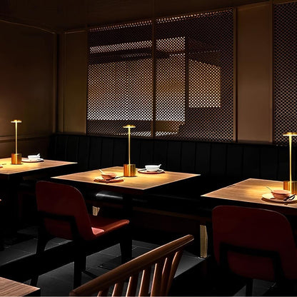 Luminária de mesa sem fio iluminando mesas de um restaurante - Vittara Decor