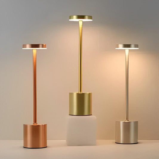 Luminária de mesa sem fio recarregável acesa em três cores metálicas - Vittara Decor