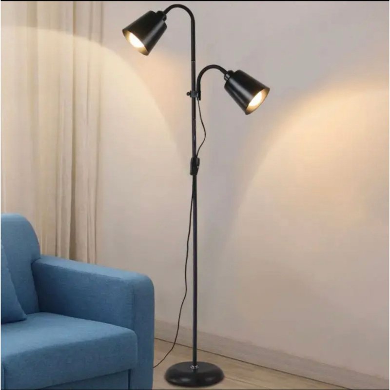 Luminária de chão ajustável preta com 2 cúpulas direcionáveis na sala ao lado do sofá - Vittara Decor