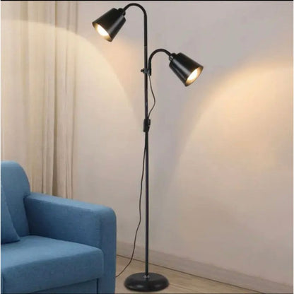 Luminária de chão ajustável preta com 2 cúpulas direcionáveis na sala ao lado do sofá - Vittara Decor