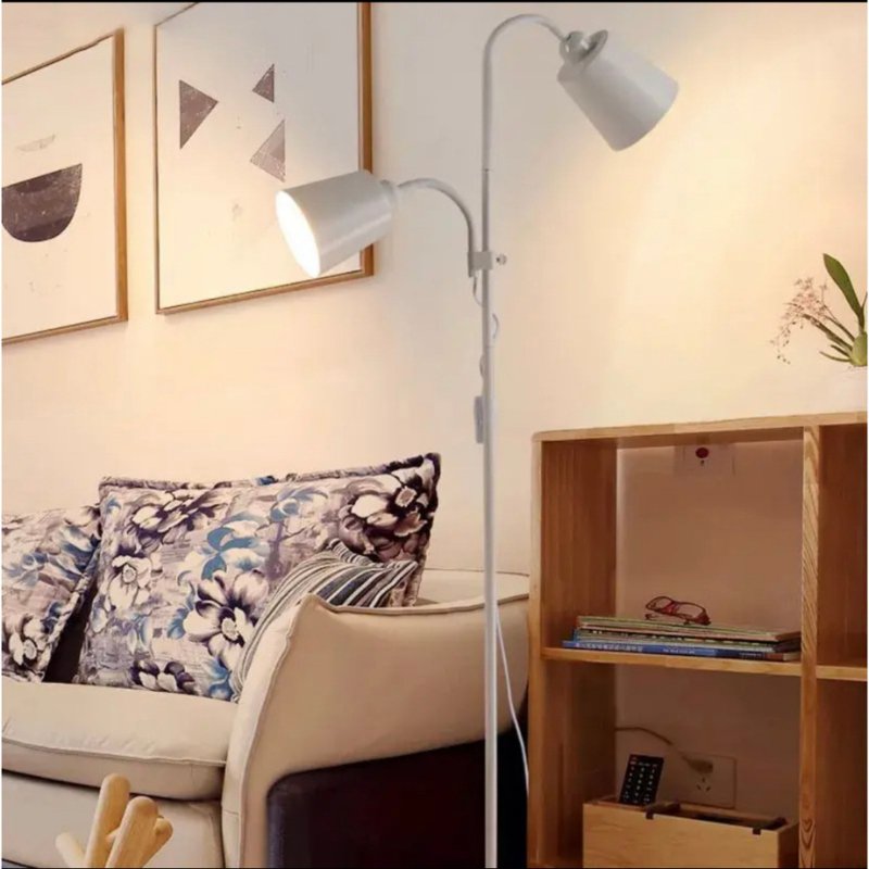 Luminária de chão ajustável branca com 2 cúpulas direcionáveis na sala com sofá e estante - Vittara Decor