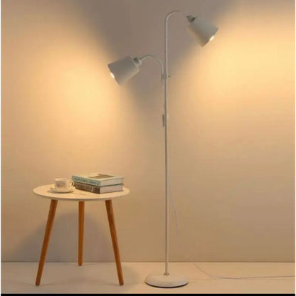Luminária de chão ajustável branca com luz quente ao lado de mesa lateral - Vittara Decor