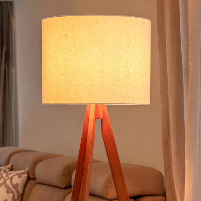 Cúpula de linho da luminária de chão tripé acesa com luz quente e difusa - Vittara Decor