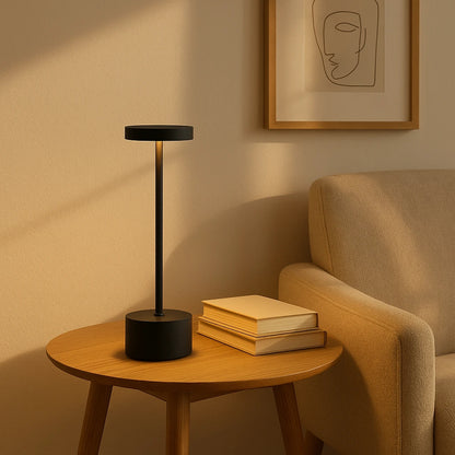 Luminária de mesa LED recarregável sem fio em sala de leitura com poltrona nórdica - Vittara Decor