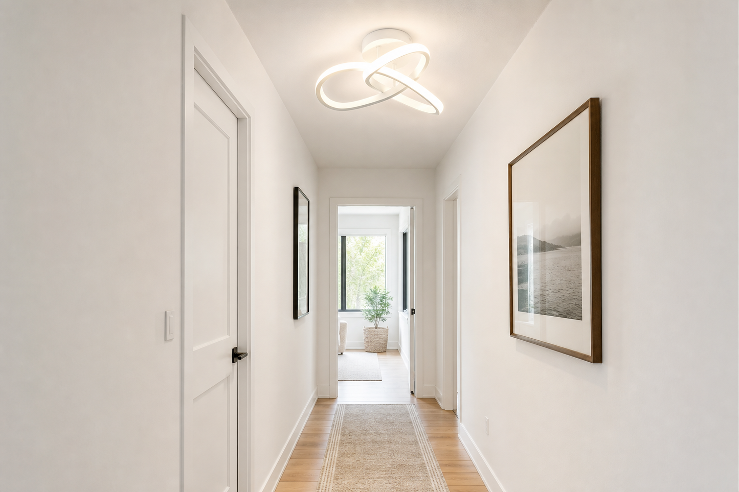 Luminária de Teto LED 3 Cores branca em corredor claro com quadros na parede - Vittara Decor